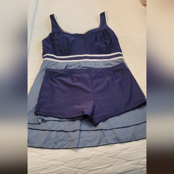 NWOT TIERED SWIM DRESS TANKINI with BOY SHORT - Picture 2 of 12